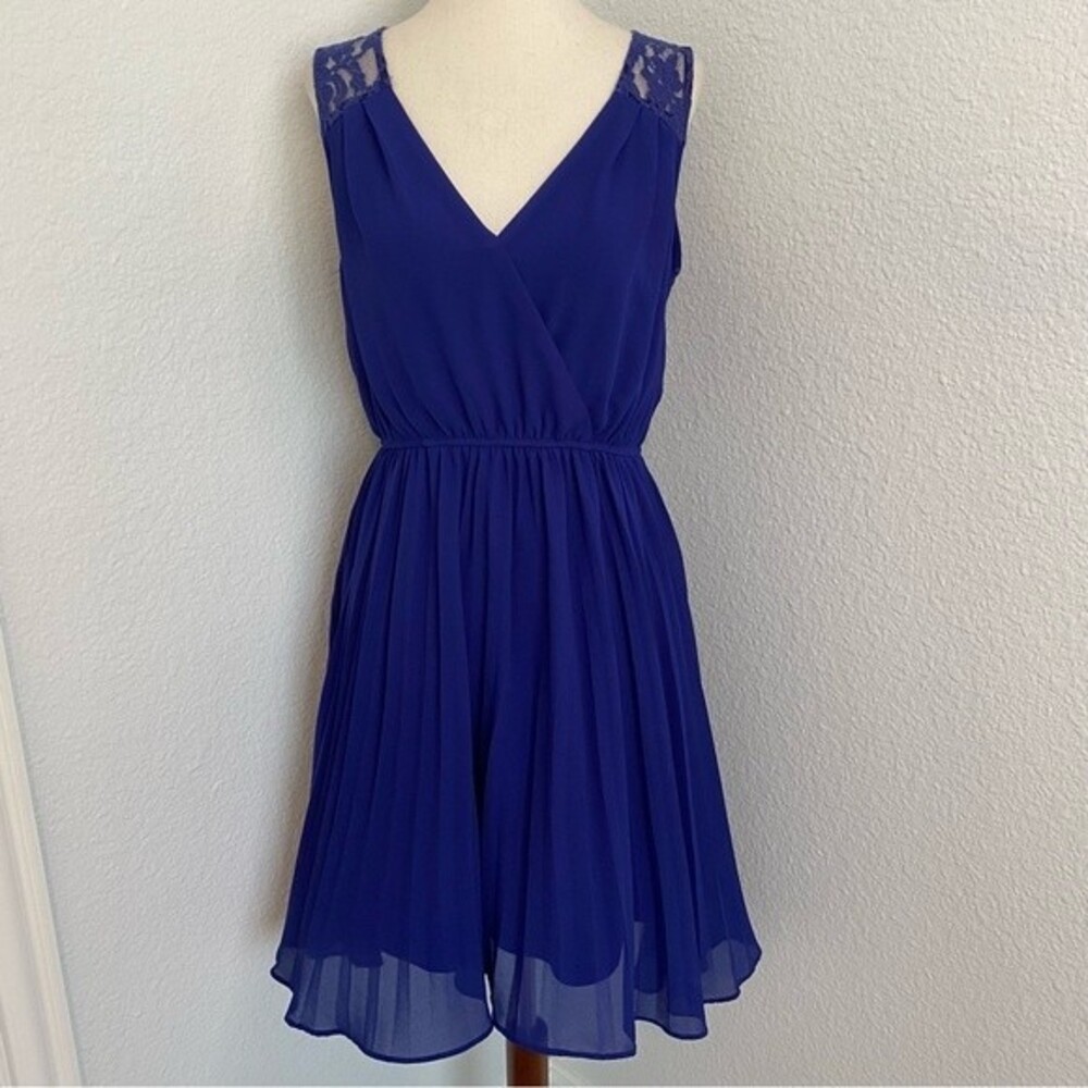 Willa Blue Lace Wrap V Neck Silk Blend Sleeveless Sexy Glam Dressy SZ M